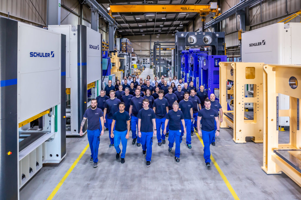 Gruppenfoto mit allen Beutler-Mitarbeitern in der Produktionshalle