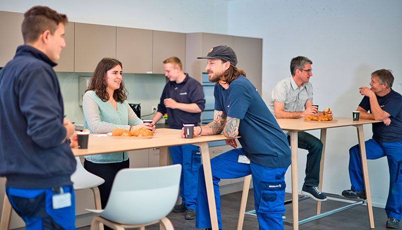 Die Beutler Mitarbeiter geniessen in der Cafeteria ihren verdienten Pausen-Kaffee und unterhalten sich