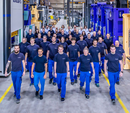 2020 erhielten eine Rekordauftrag zugeschrieben, die Mitarbeiter laufen voller Freude durch die Produktion
