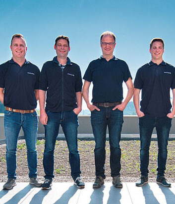 Das Team der Elektro- und Softwareentwicklung auf der Dachterrasse