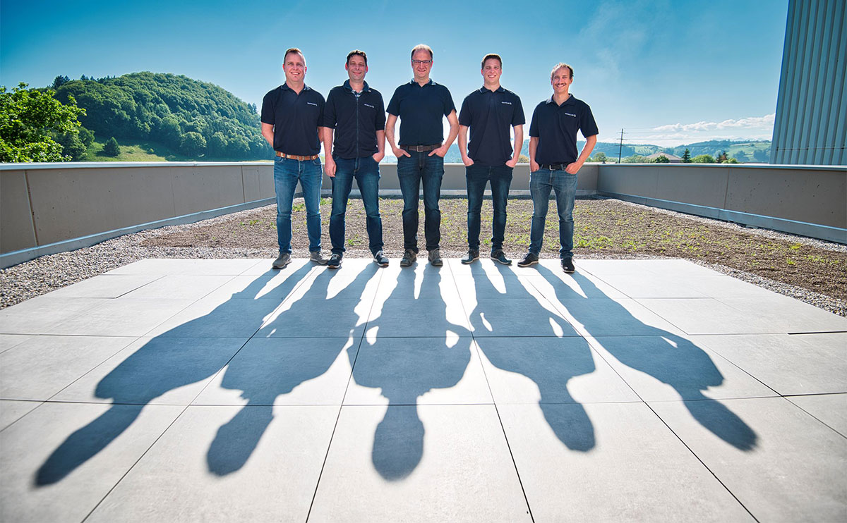 Das Team der Elektro- und Softwareentwicklung auf der Dachterrasse