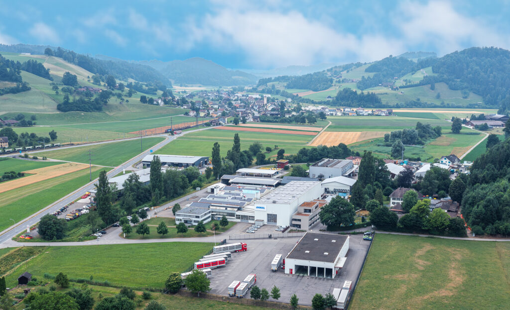 Drohnenaufnahme von oben mit Sicht auf die kompletten Gebäude der ANDRITZ Beutler AG